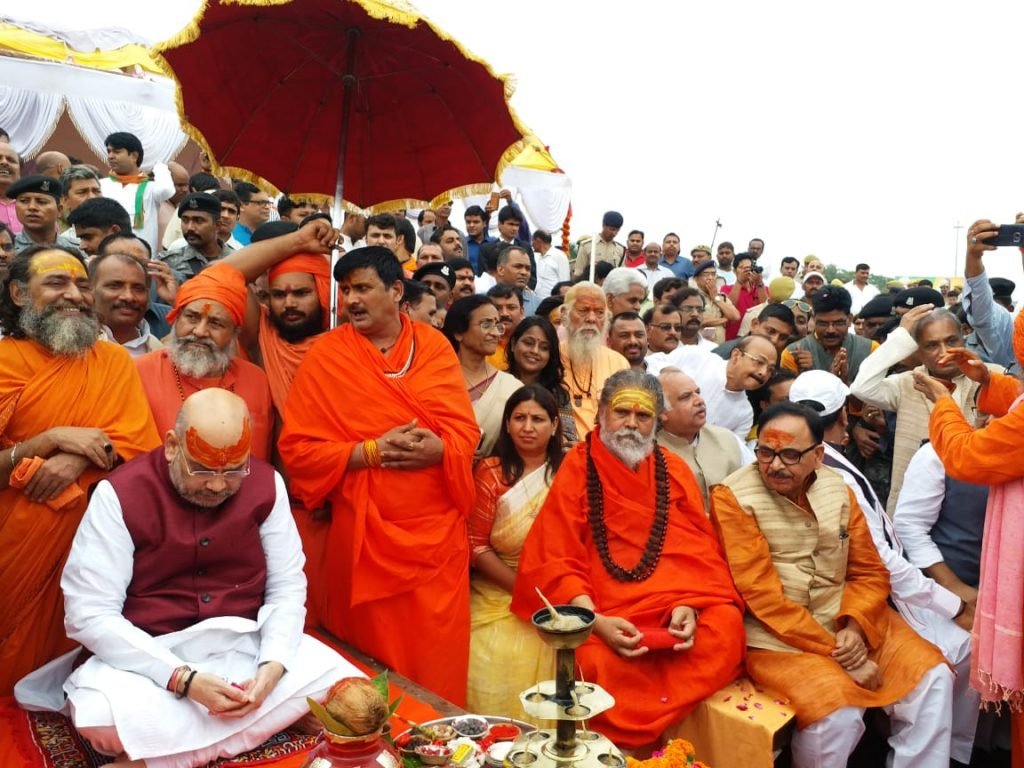 अमित शाह ने कुम्भ मेला इलाहाबाद से पहले लिया संतों का आशीर्वाद