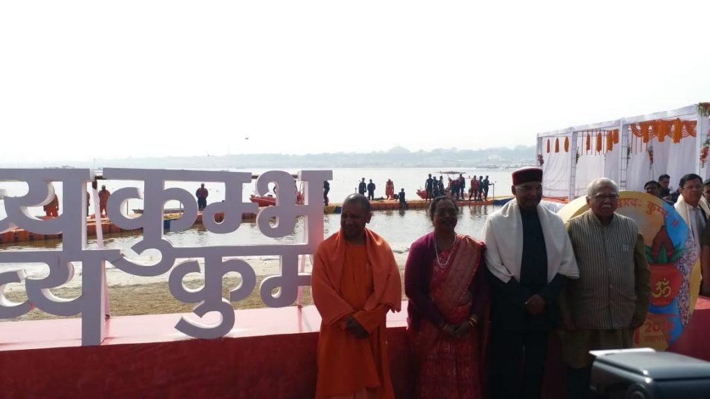 राष्ट्रपति रामनाथ कोविंद पहुंचे प्रयागराज, त्रिवेणी संगम में की पूजा-अर्चना