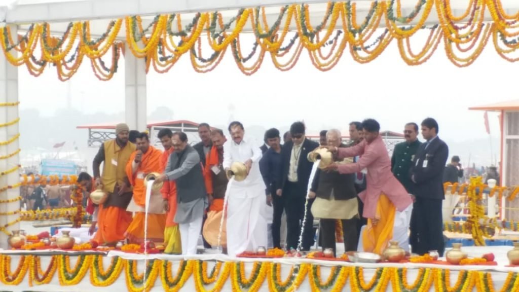 उप राष्ट्रपति वैंकेया नायडू ने गंगा जी आरती के बाद अक्षयवट, सरस्वती कूप,  हनुमान जी किया दर्शन एवं पूजन