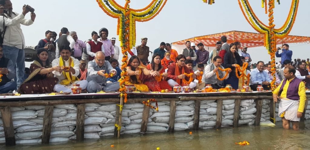 माघ मेला के सकुशल सम्पन्न होने की कामना हेतु वरिष्ठ अधिकारियों ने संगम पर सपत्नीक गंगा पूजन किया