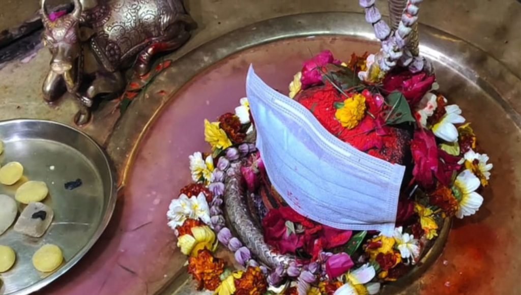 मंदिरों में भी दिखने लगा है “कोरोना वायरस” का असर, शुरू किये अलग अलग उपाय