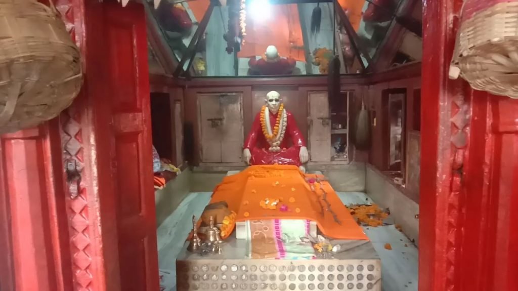 स्वामी परमहंस महाराज की चांदी जड़ित चरण पादुका चोरी, क्षेत्रवासियों के आस्था का प्रतीक है खड़ाऊं