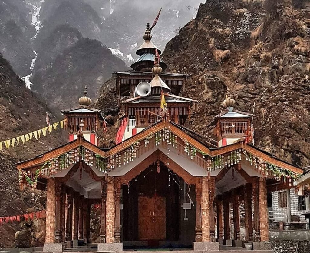 यहाँ बनवाया था पांडवों ने पांच मंजिला भगवान शनिदेव का मंदिर, आज भी जल रही है अखंड ज्योति!