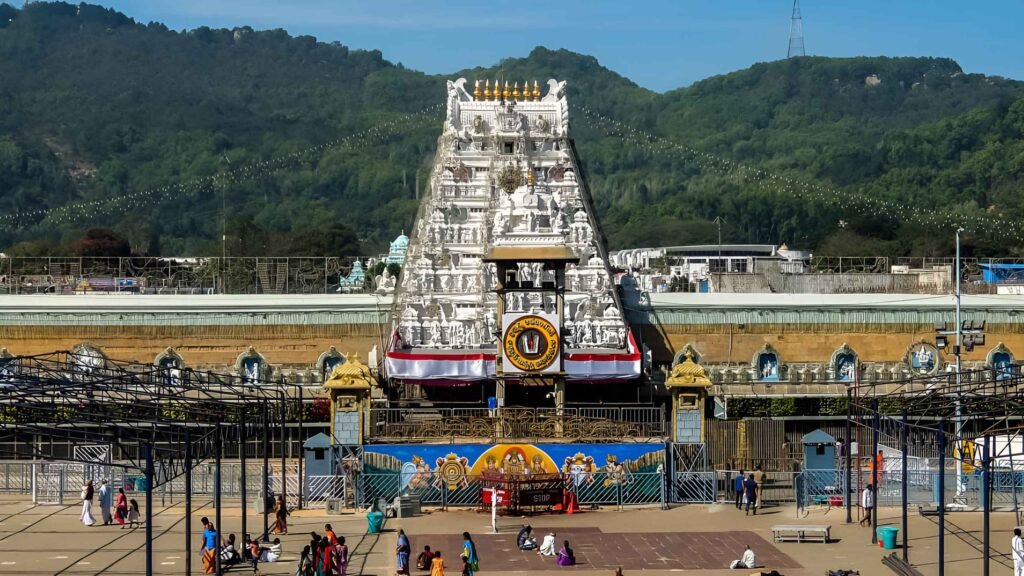 तिरुमाला तिरुपति मंदिर से गैर हिंदू कर्मचारियों की होगी छुट्टी बोर्ड की बैठक में लिये गई कई फैसले