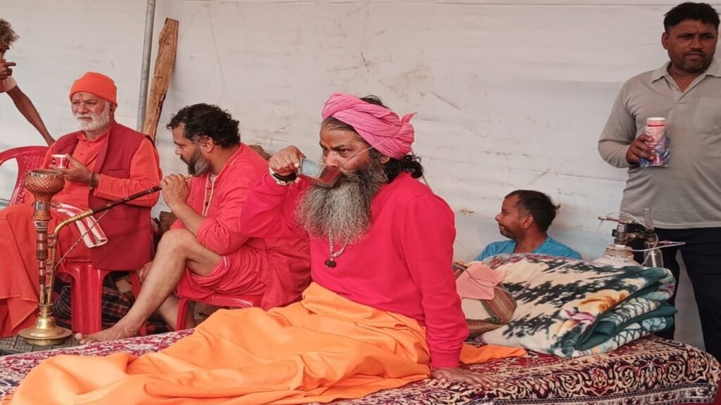 बीमारी ने नहीं तोड़ा हौसला, इंद्र गिरि महाराज ने महाकुंभ में लहराया धर्म का झंडा