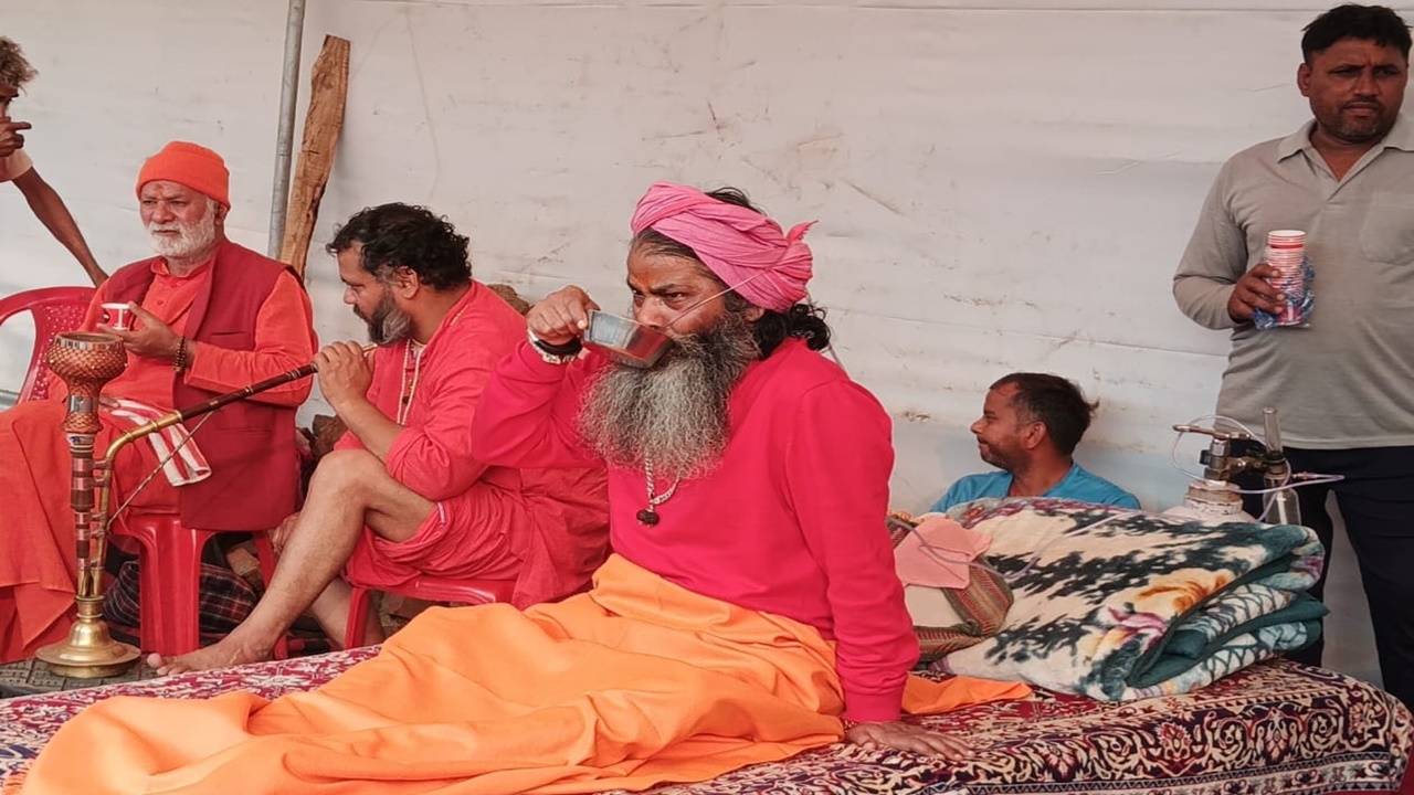 बीमारी ने नहीं तोड़ा हौसला, इंद्र गिरि महाराज ने महाकुंभ में लहराया धर्म का झंडा
