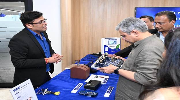 नोएडा में भारत के पहले टेम्पर्ड ग्लास विनिर्माण संयंत्र का केंद्रीय मंत्री अश्विनी वैष्णव ने किया उद्घाटन