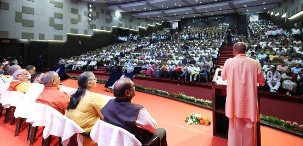 लखनऊ में मुख्यमंत्री योगी आदित्यनाथ ने अंतरिक्ष यात्री ग्रुप कैप्टन शुभांशु शुक्ला का किया अभिनंदन