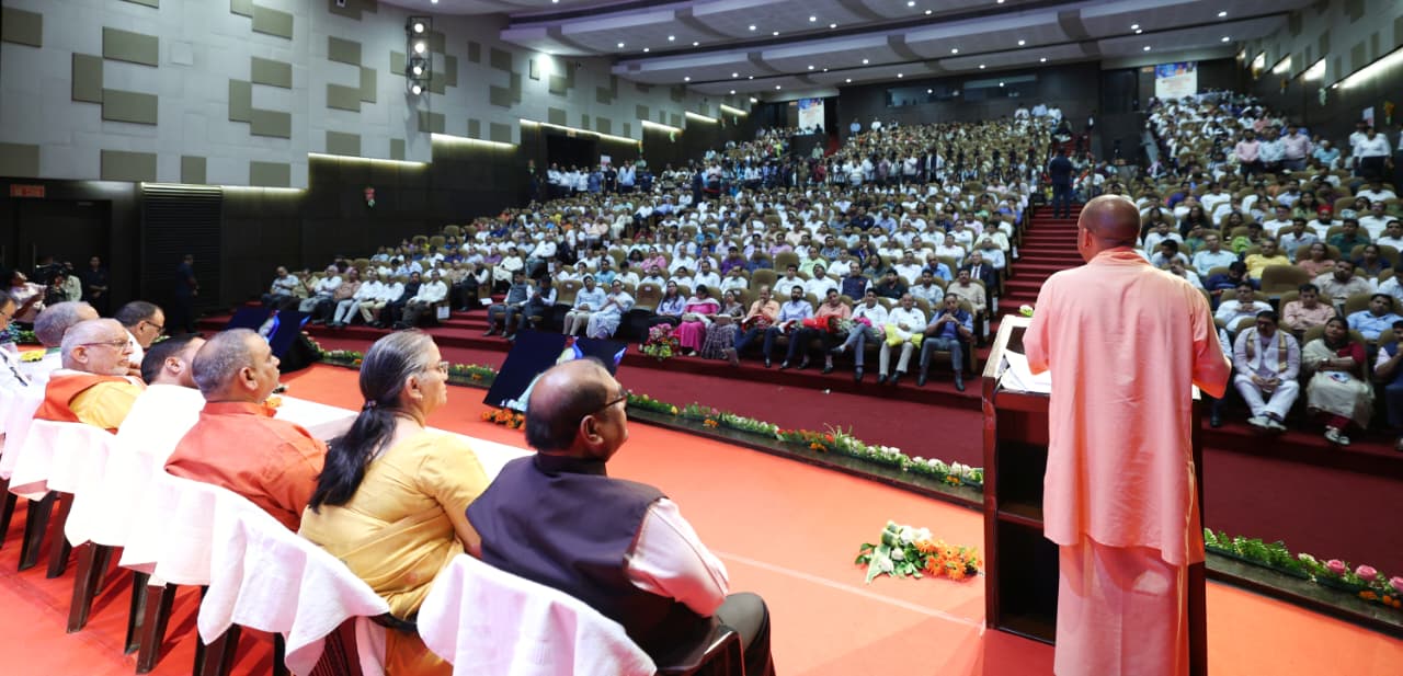 लखनऊ में मुख्यमंत्री योगी आदित्यनाथ ने अंतरिक्ष यात्री ग्रुप कैप्टन शुभांशु शुक्ला का किया अभिनंदन