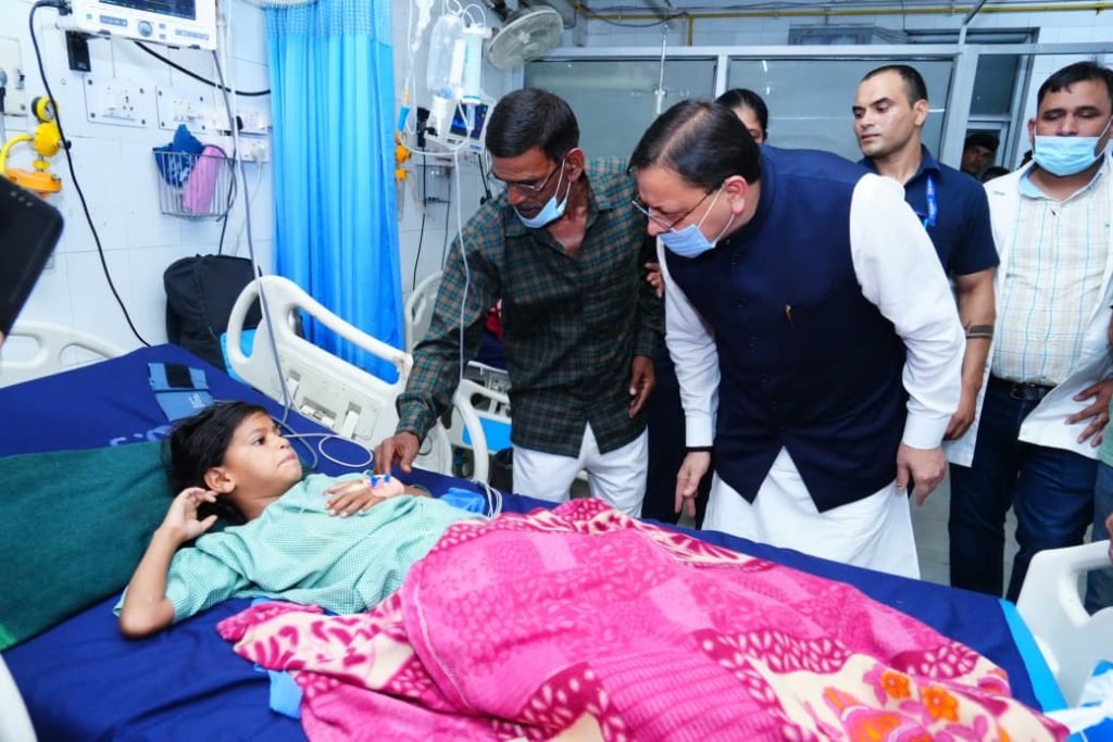 उत्तराखंड: मुख्यमंत्री धामी ने दून अस्पताल का निरीक्षण कर मरीजों से किया संवाद, परखी व्यवस्थाएं