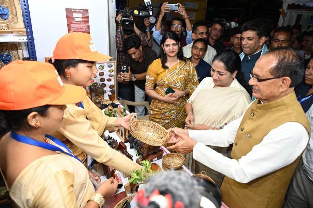 सरस आजीविका मेले का शुभारंभ: शिवराज सिंह और रेखा गुप्ता ने दिया ‘वोकल फॉर लोकल’ का संदेश