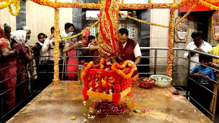अलौकिक आस्था का महासंगम: प्रतिमा रहित शक्तिपीठ अलोप शंकरी में नवरात्र का दिव्य उत्सव