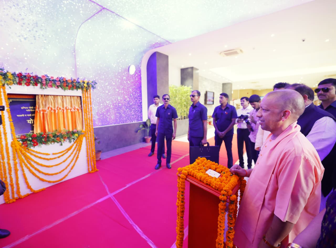 मुख्यमंत्री योगी आदित्यनाथ ने परिवहन विभाग की नई योजनाओं का शुभारम्भ किया, 1.5 लाख जन सेवा केन्द्रों से जुड़ी सेवाएं, डिजिटल ऐप और इलेक्ट्रिक बसों को हरी झंडी