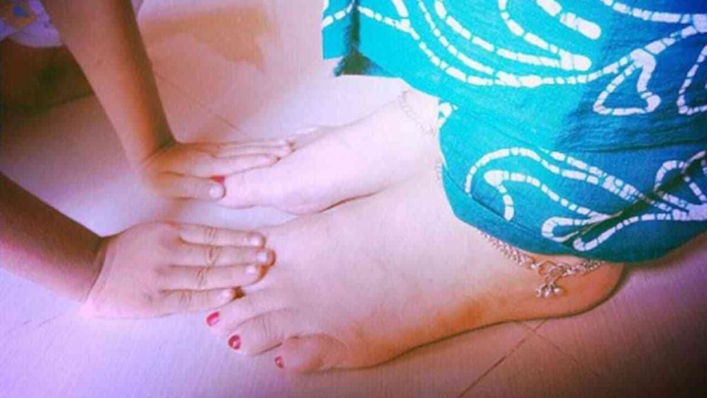 धर्मग्रंथों के अनुसार पैर छूने की परंपरा: सही समय, सही व्यक्ति और वर्जनाएँ