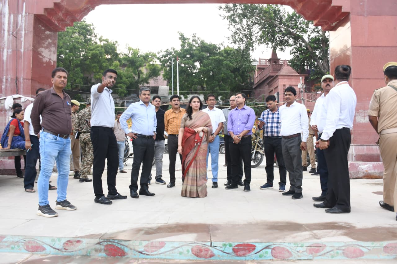 नवागत मंडलायुक्त सौम्या अग्रवाल का पहला संगम दौरा, पितृपक्ष अमावस्या व माघ मेला तैयारियों का लिया जायजा