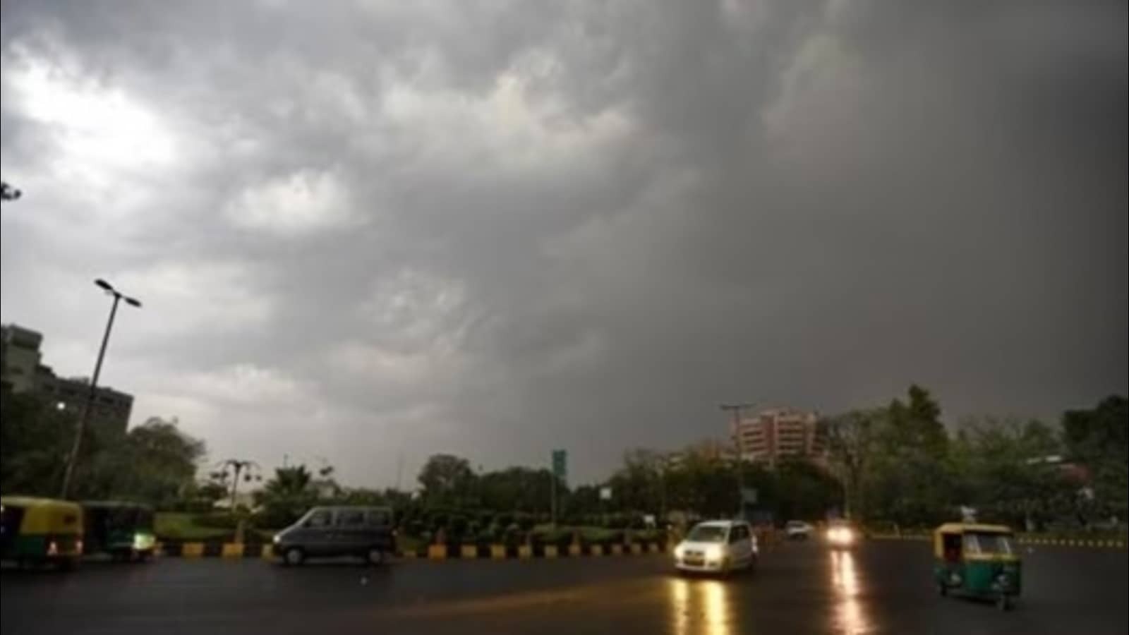 यूपी में मानसून का कहर, 30 जिलों में अलर्ट, राजधानी में स्कूल बंद