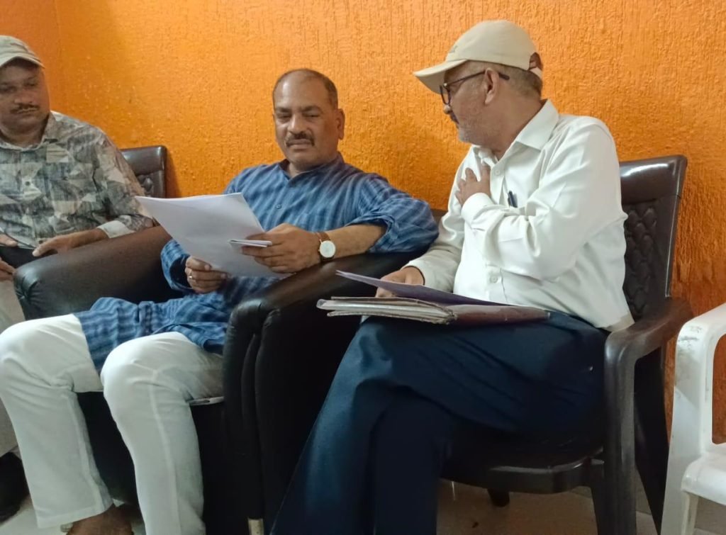 सरोजनी नायडू मार्ग वेंडिंग जोन घोटाले को लेकर फुटपाथ व्यापारियों ने सांसद प्रवीण पटेल को सौंपा मांग पत्र