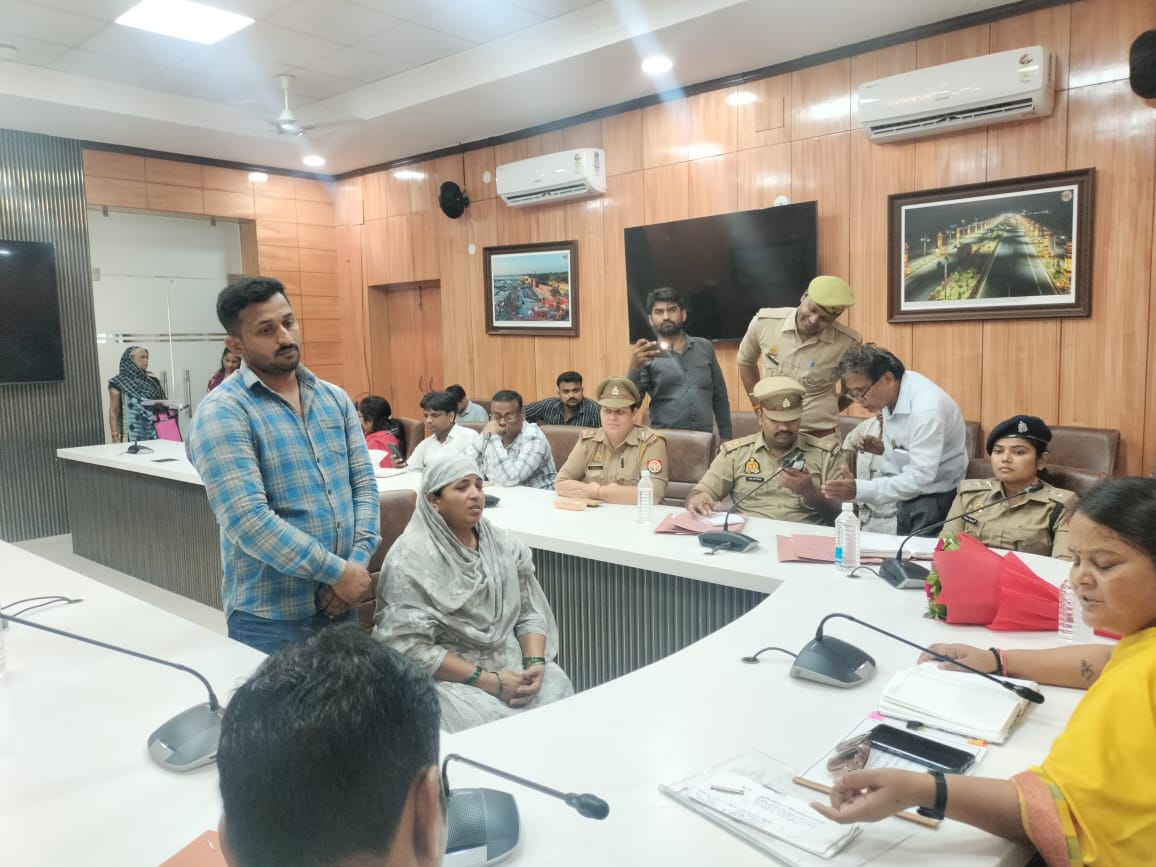 उप्र राज्य महिला आयोग की सदस्या ने महिला जनसुनवाई में सुनी पीड़ित महिलाओं की समस्याएं
